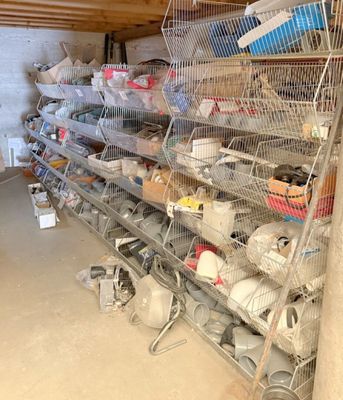 une pièce où se trouvent plusieurs animaux en cage