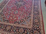 un grand tapis posé sur le sol d'une pièce