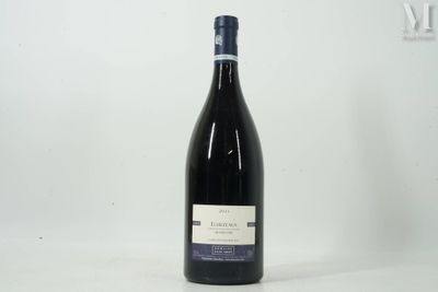 une bouteille de vin posée sur une table