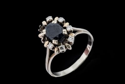 un gros plan d'une bague sertie d'un diamant noir sur fond noir