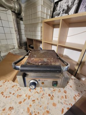 une photo d'un grill professionnel dans une cuisine