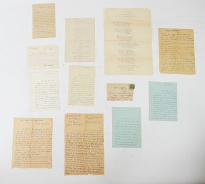 de nombreux morceaux de papier accrochés au mur d'une pièce