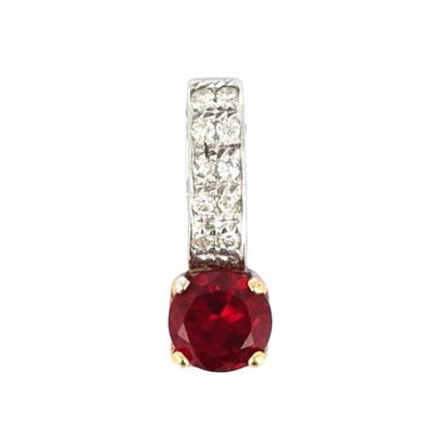 un gros plan d'un pendentif en rubis et diamants sur fond blanc