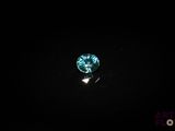 gros plan d'un diamant bleu sur une surface noire