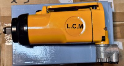 une machine jaune posée sur une boîte