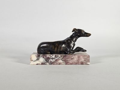 Lévrier couché. Epreuve en bronze sur base en marbre.