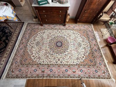 une vue en plan d'un salon avec un tapis au sol