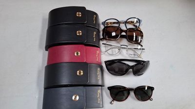 Plusieurs paires de lunettes de soleil sont disposées sur une table