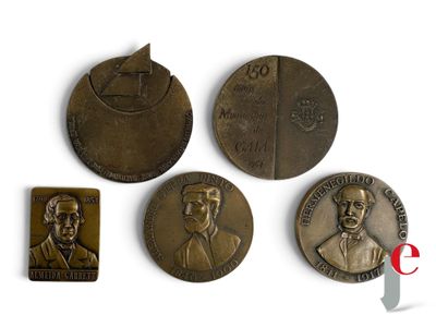 trois médailles de bronze sur lesquelles figurent l'image d'un homme et d'une femme