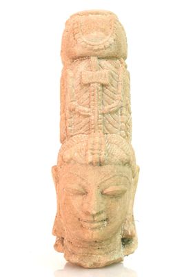 une image représentant la tête d'une femme sculptée dans la pierre