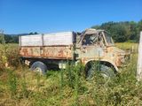 un camion rouillé abandonné dans l'herbe