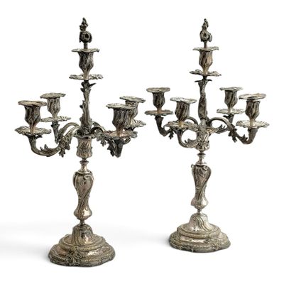 une paire de chandeliers en métal argenté ornés de fleurs et de feuilles