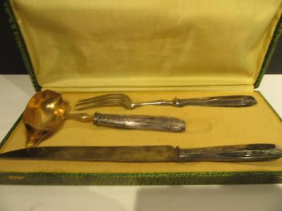 une boîte contenant de l'argenterie sur une table