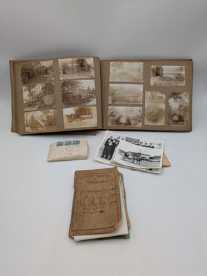un vieux livre contenant des photos de personnes assises sur une table