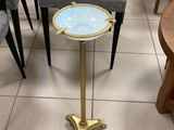 plusieurs chaises et une table dans une pièce où il y a beaucoup de chaises