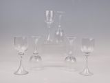 trois verres à vin et une carafe posés sur une table