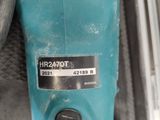 une perceuse à fil bleu posée sur un morceau de métal