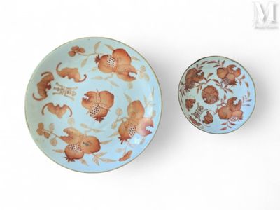 un bol et un bol orné d'un motif