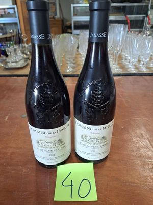 deux bouteilles de vin posées sur une table, avec une étiquette de prix