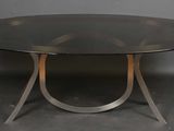 une photo d'une table en verre avec un piètement en métal