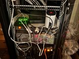 un rack sur lequel sont posés tout un tas de câbles, dans une pièce