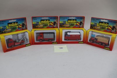 six jouets emballés, dont un camion de pompiers, un camion de pompiers et un camion de pompiers