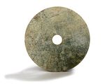 un disque de pierre percé d'un trou au centre