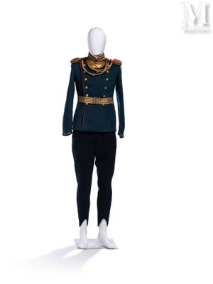une personne en uniforme debout sur un mannequin, portant une écharpe