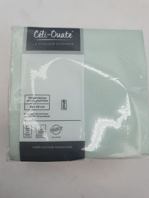 emballage d'un drap plié dans un sac en plastique posé sur une surface blanche
