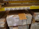 beaucoup de caisses en bois dans un entrepôt
