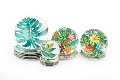 un grand nombre d'assiettes portant des motifs différents