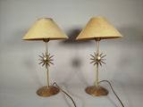 une paire de lampes en laiton en forme d'étoile, chacune munie d'un abat-jour