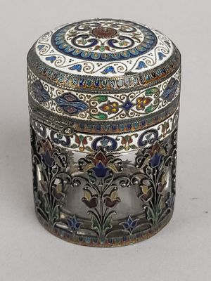 une image représentant une boîte argentée ornée d'un motif floral
