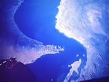 une vue aérienne d'un plan d'eau et de terres, prise depuis un avion