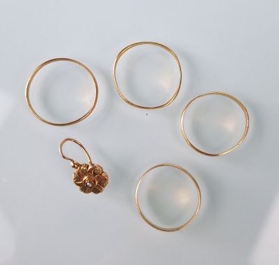 Lot en or (18 carats) comprenant 4 alliances et une dormeuse… - Photo 1