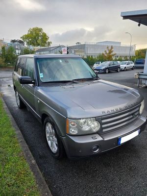 un Land Rover gris garé sur le bord de la route