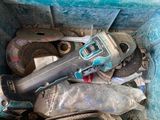 un bac bleu rempli d'outils qui s'y trouvent