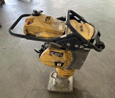 une machine posée sur le sol d'une pièce