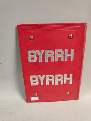 boîte rouge de bouche d'incendie sur laquelle est inscrit le mot « byrah »