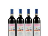 trois bouteilles de vin rouge posées l'une à côté de l'autre sur une surface blanche