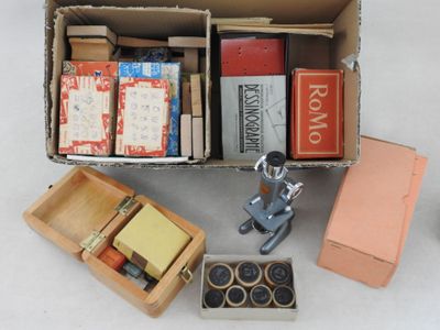 une boîte remplie de livres et d'autres objets posée sur une table