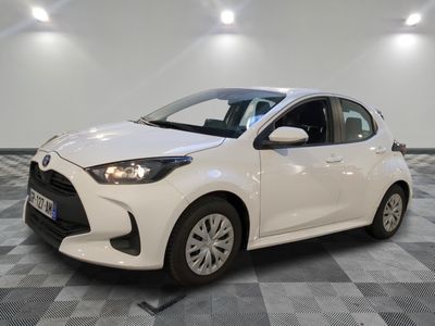 la toyota yaris blanche est garée sur un sol en damier