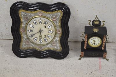 deux horloges posées l'une à côté de l'autre sur le sol