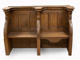 Deux bancs en bois sont placés l'un à côté de l'autre sur une surface blanche.