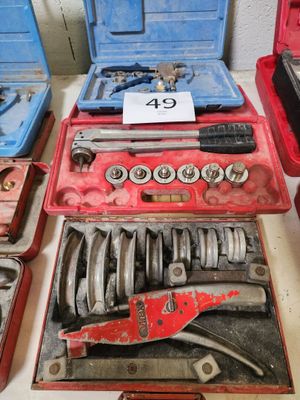 un grand nombre d'outils posés sur une table