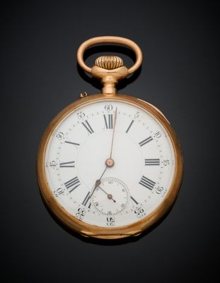 une montre de poche en or avec des chiffres romains