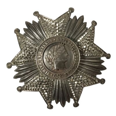 une image représentant une étoile argentée surmontée d'une couronne