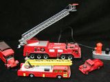un camion de pompiers miniature, un vrai camion de pompiers et une bouche d'incendie