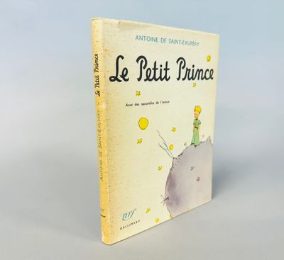 un livre sur lequel figure l'image d'un petit prince assis au sommet d'une colline