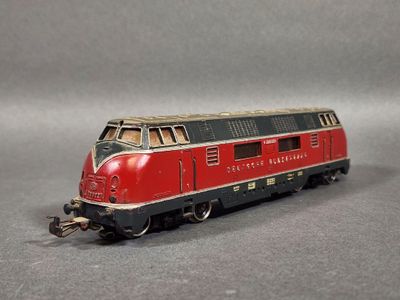 un petit train posé sur une table